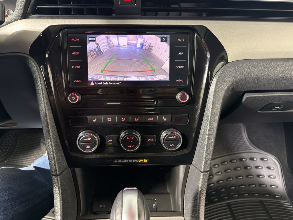 Certified 2022 Volkswagen Passat 2.0T SE FWD image 16