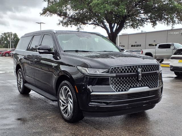 New 2026 Lincoln Navigator L Premier AWD/4WD image 4