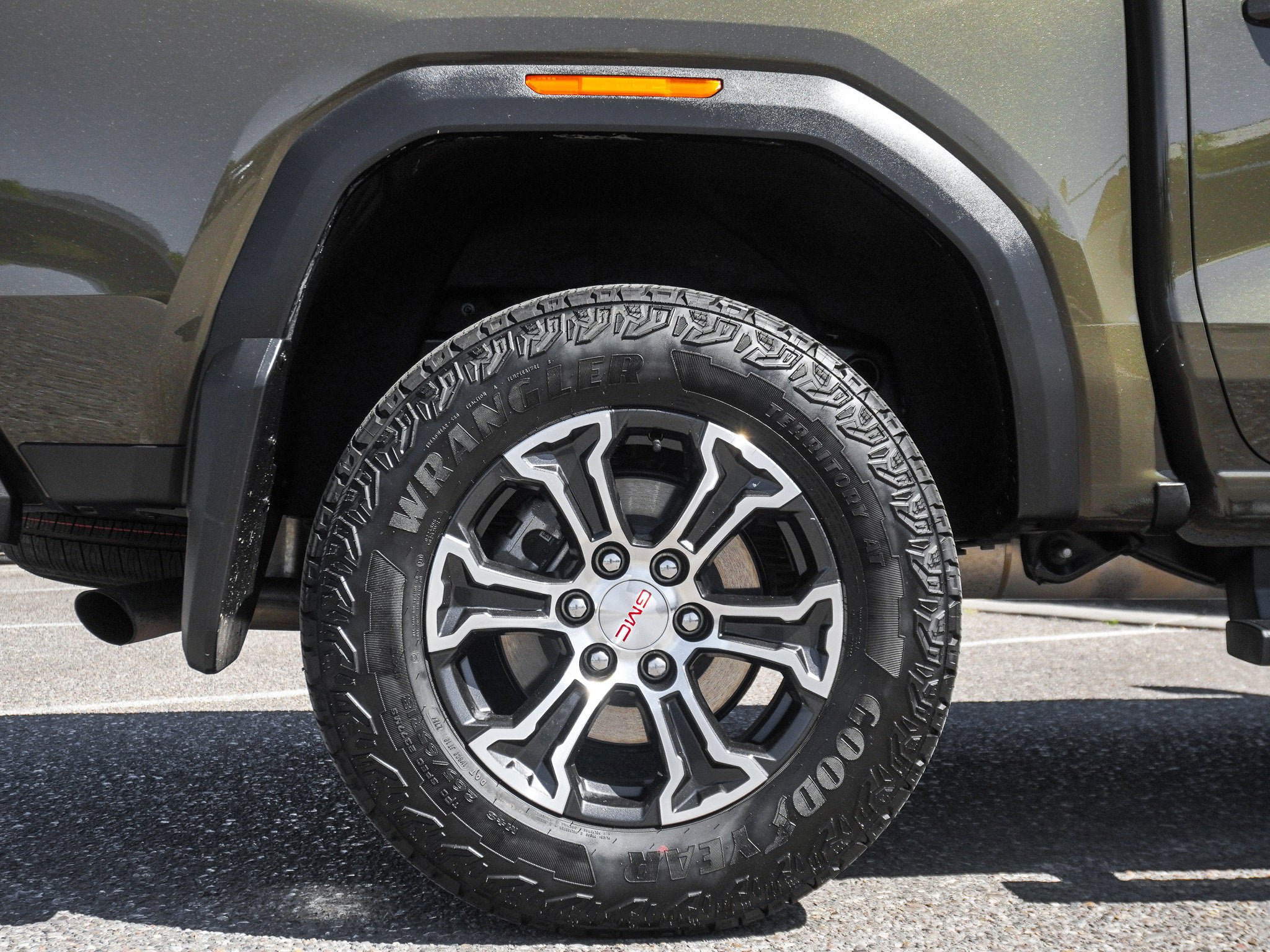 Used 2024 GMC Canyon AT4 w/ LPO, Skid Plate Package AWD/4WD image 12