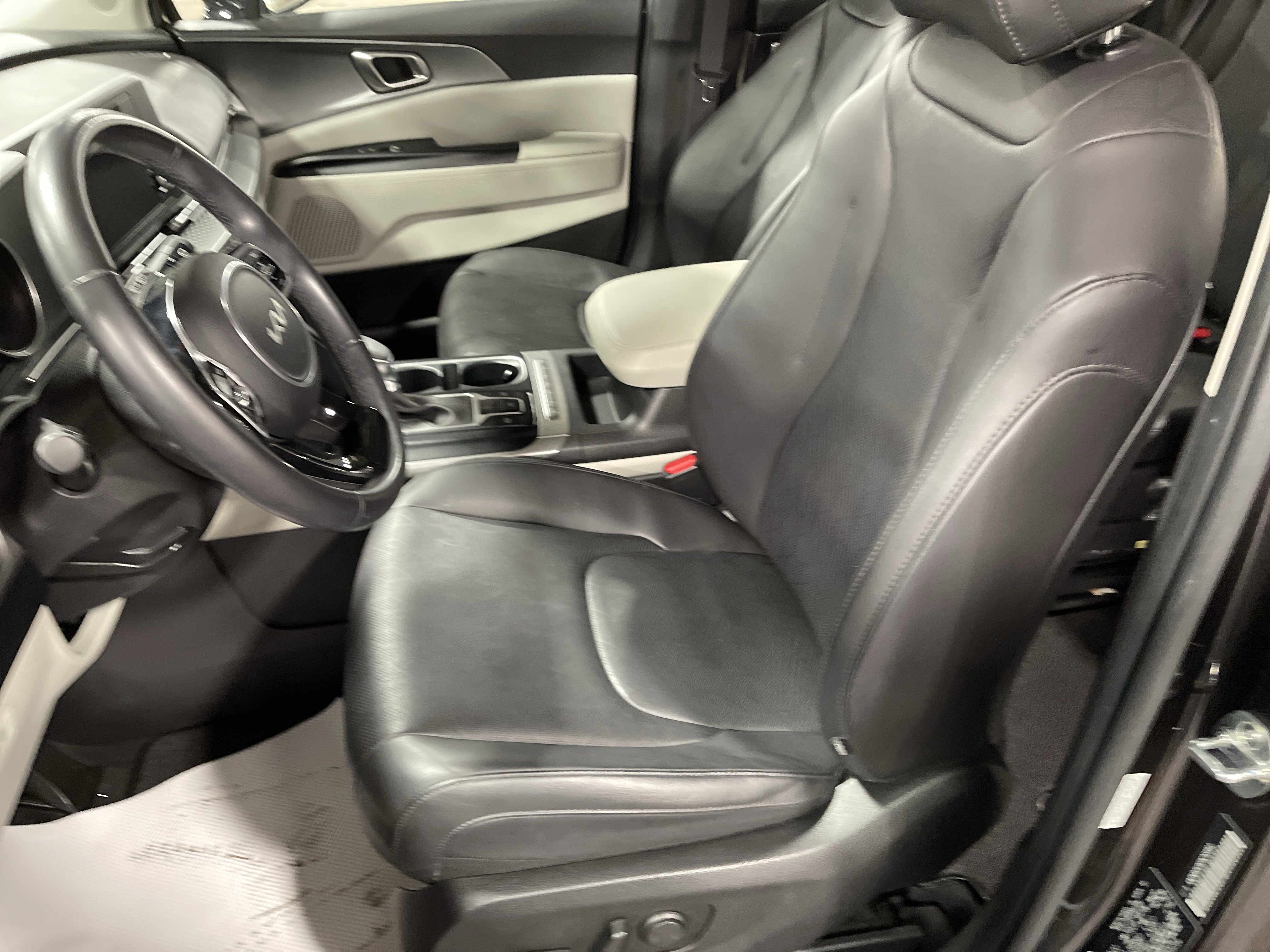 Used 2023 Kia Carnival LX image 9