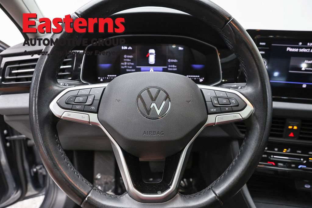 Used 2025 Volkswagen Jetta SE FWD image 10
