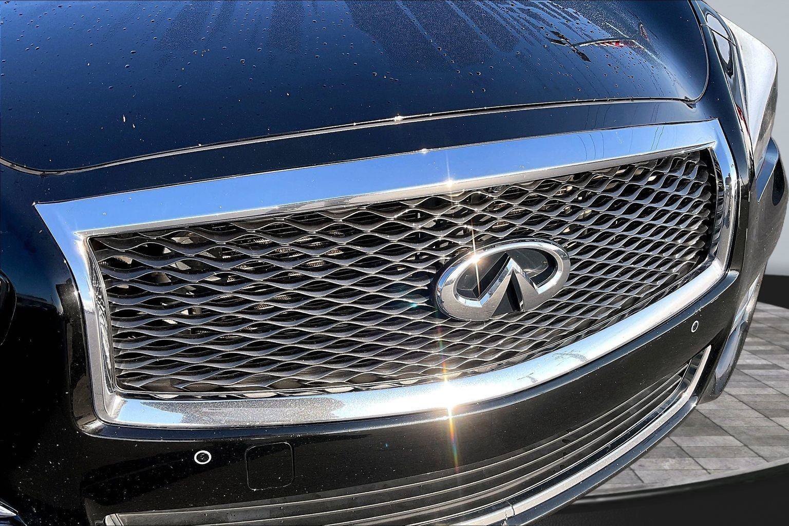 Used 2018 INFINITI Q70 Luxe w/ Cargo Package RWD image 29
