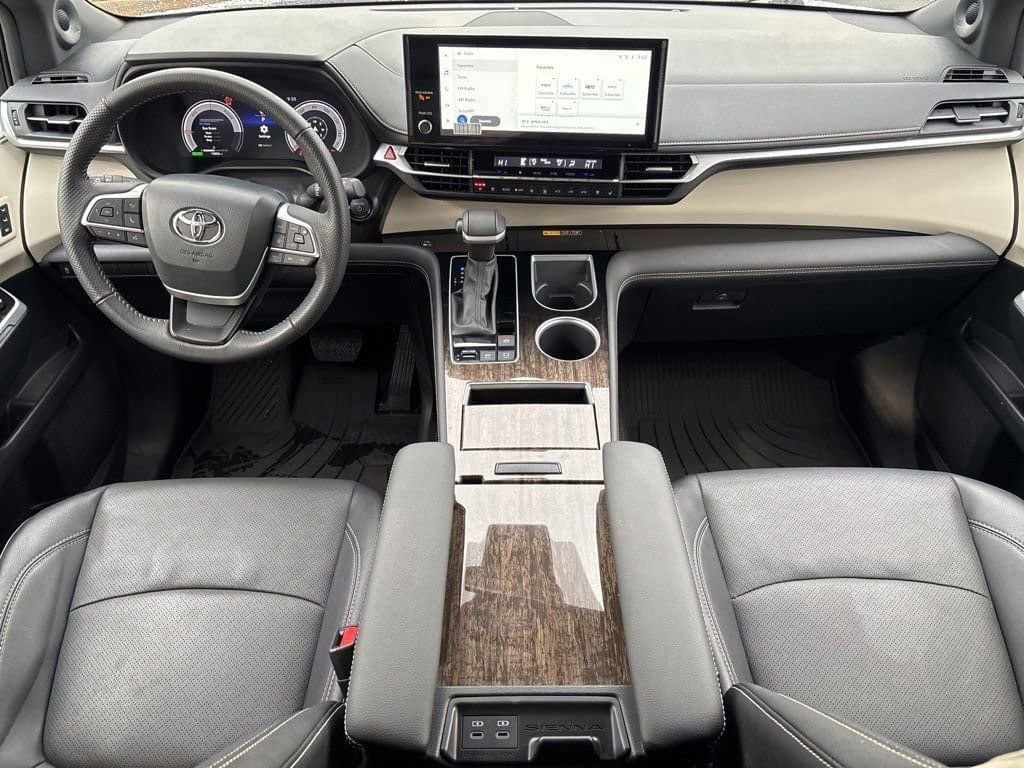Used 2025 Toyota Sienna Limited image 23