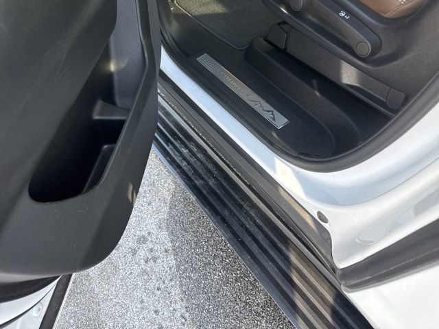 Used 2022 Chevrolet Suburban High Country image 16