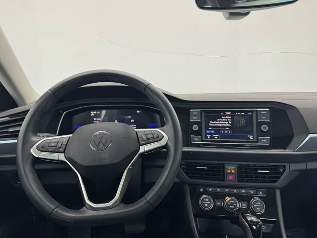 Used 2024 Volkswagen Jetta SE image 3