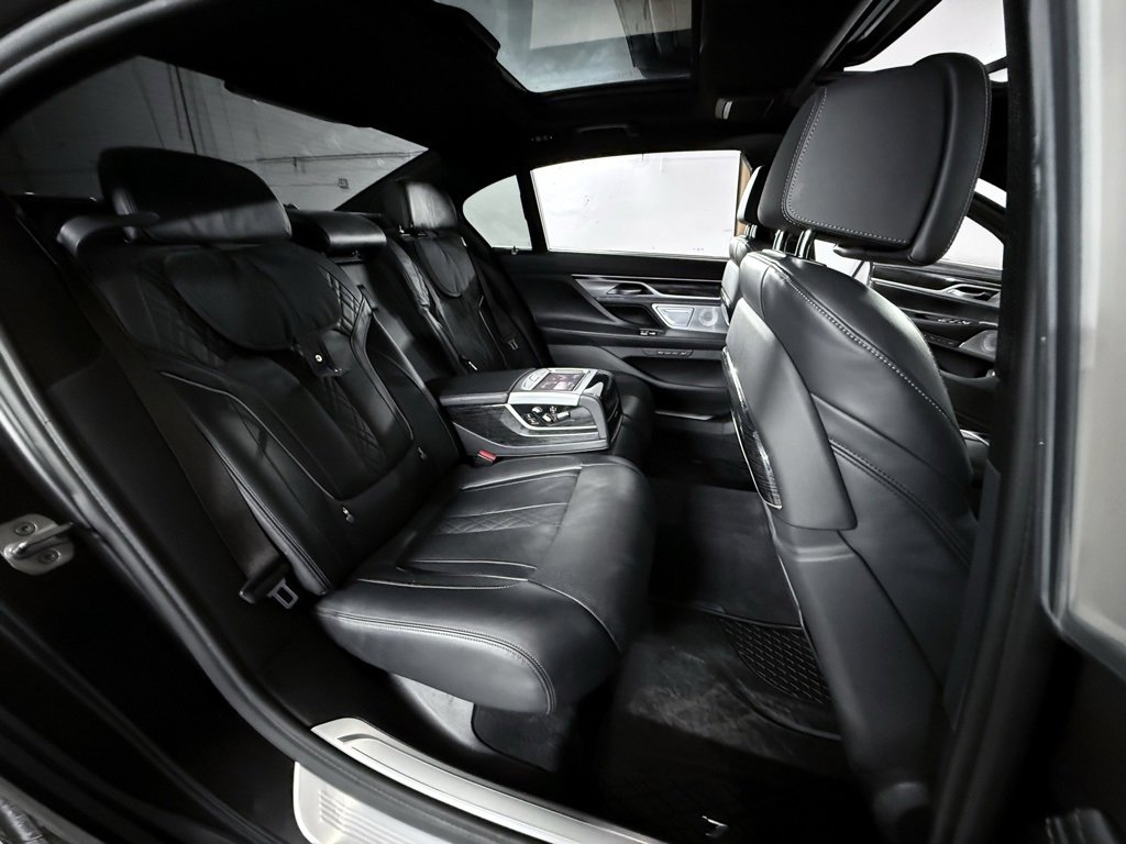 Used 2022 BMW 750i xDrive w/ Luxury Rear Seating Package image 24