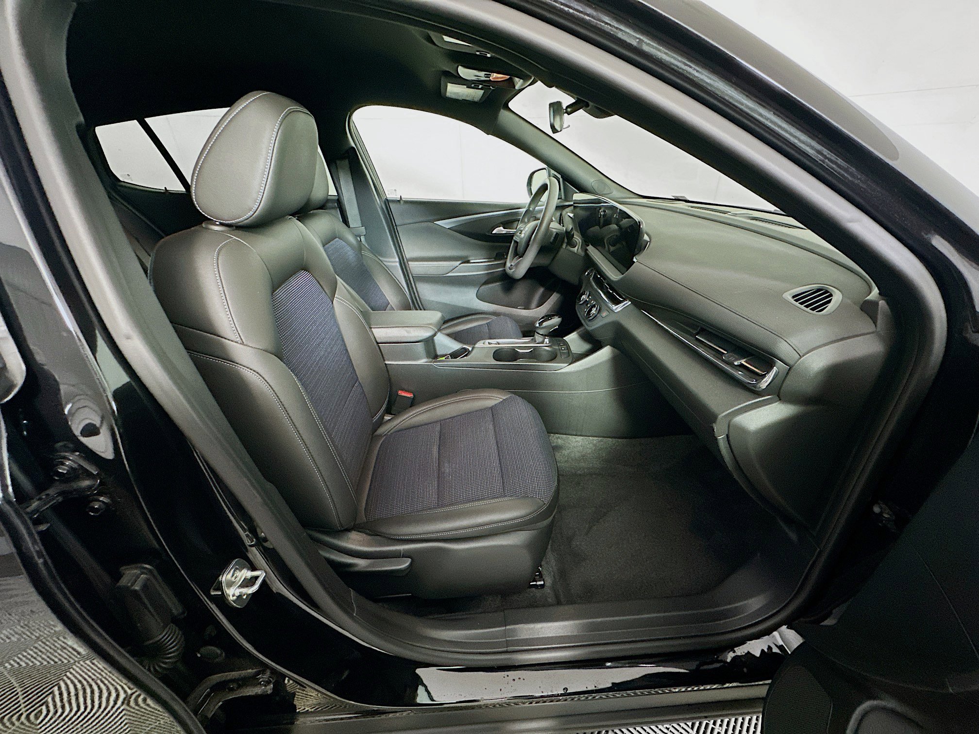 Used 2025 Buick Envista Preferred FWD image 28