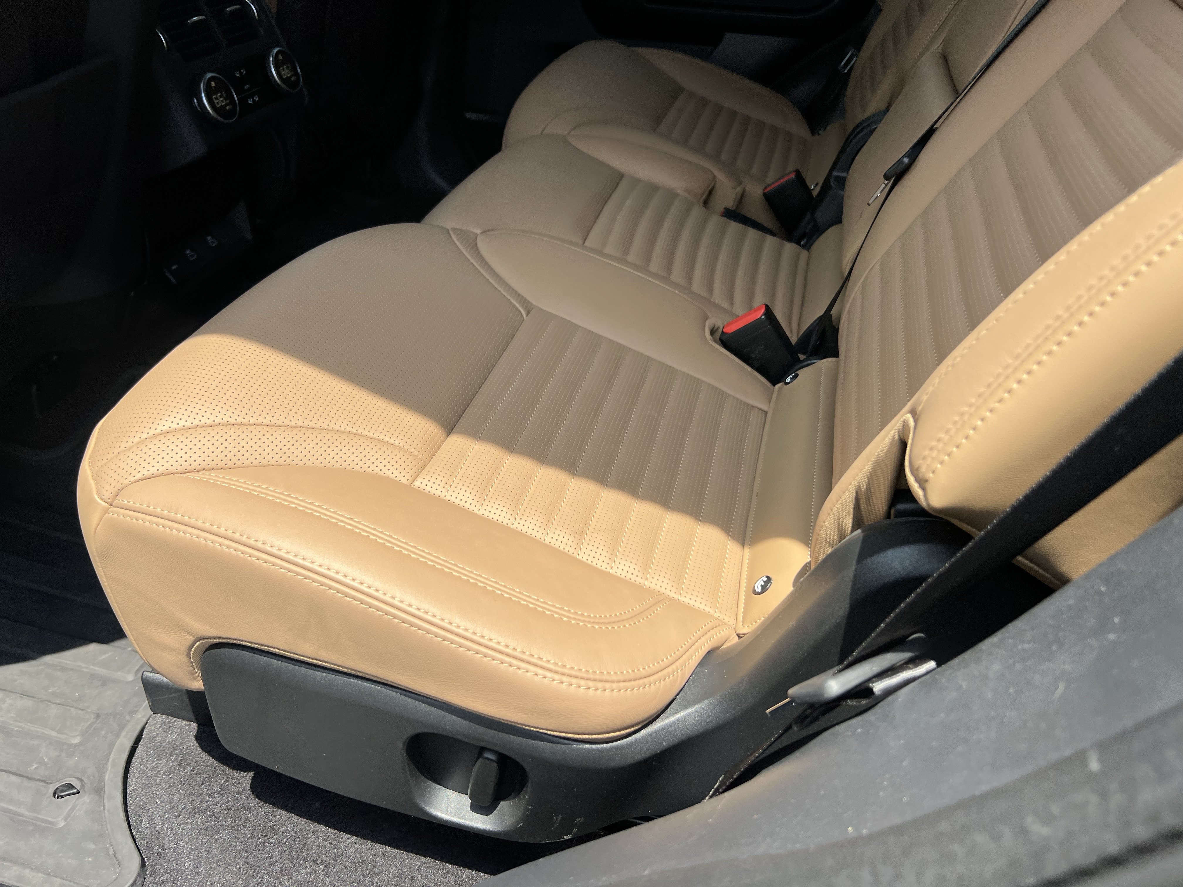 Certified 2025 Land Rover Discovery Dynamic SE AWD/4WD image 31