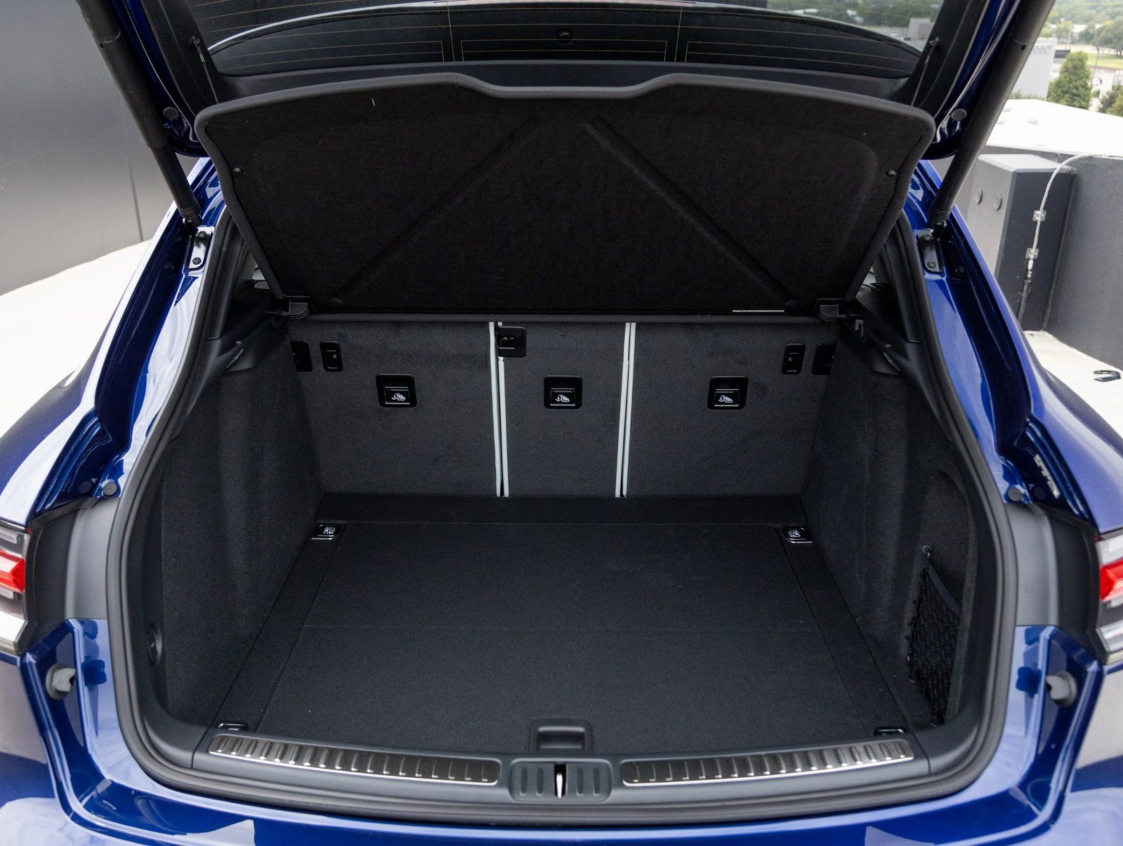 Certified 2025 Porsche Macan AWD/4WD image 31