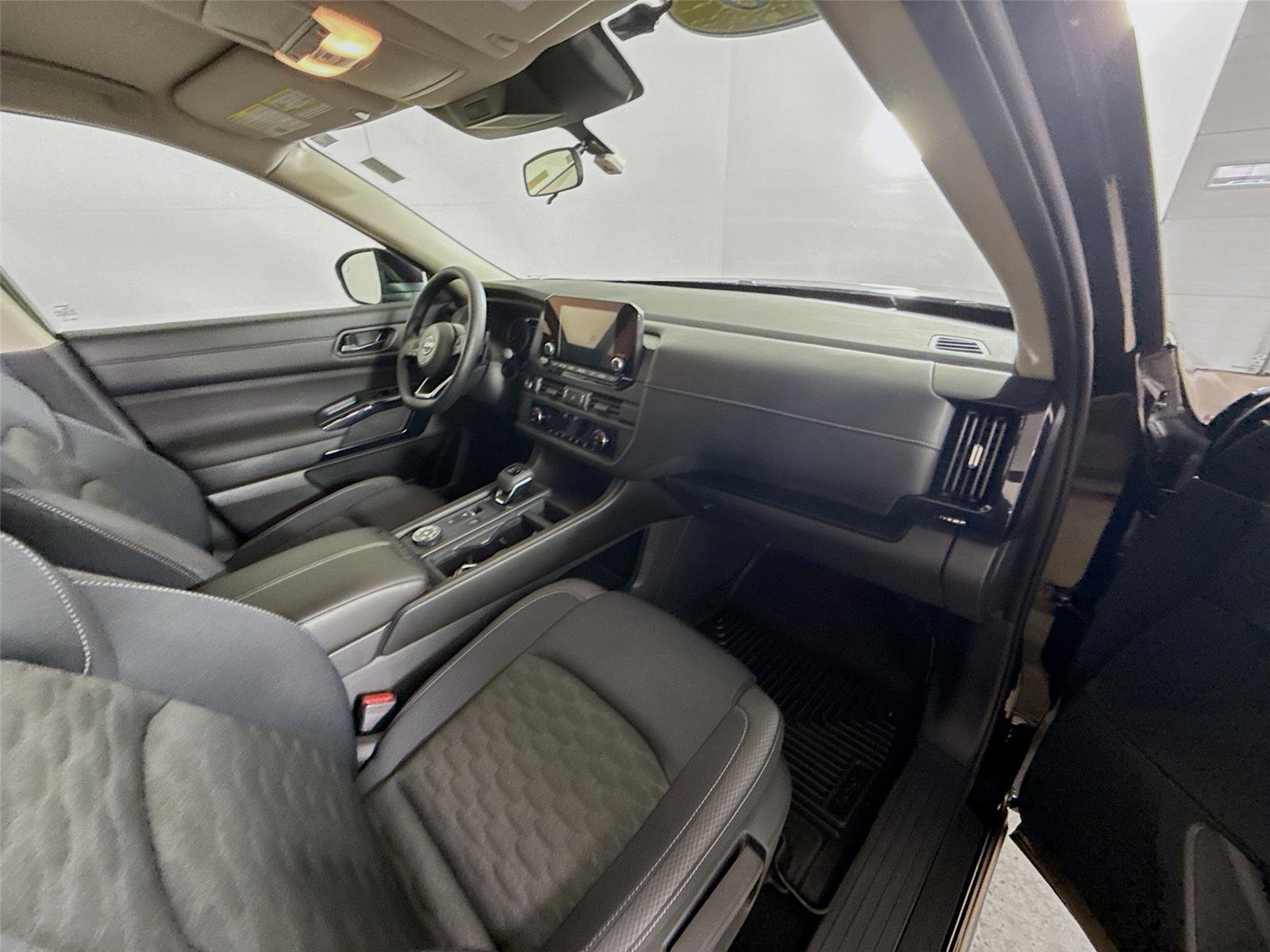 Used 2025 Nissan Pathfinder S image 27