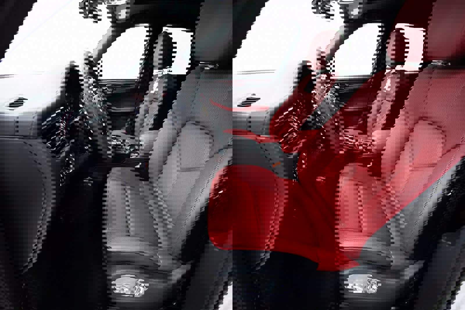 Certified 2025 Porsche Macan image 16