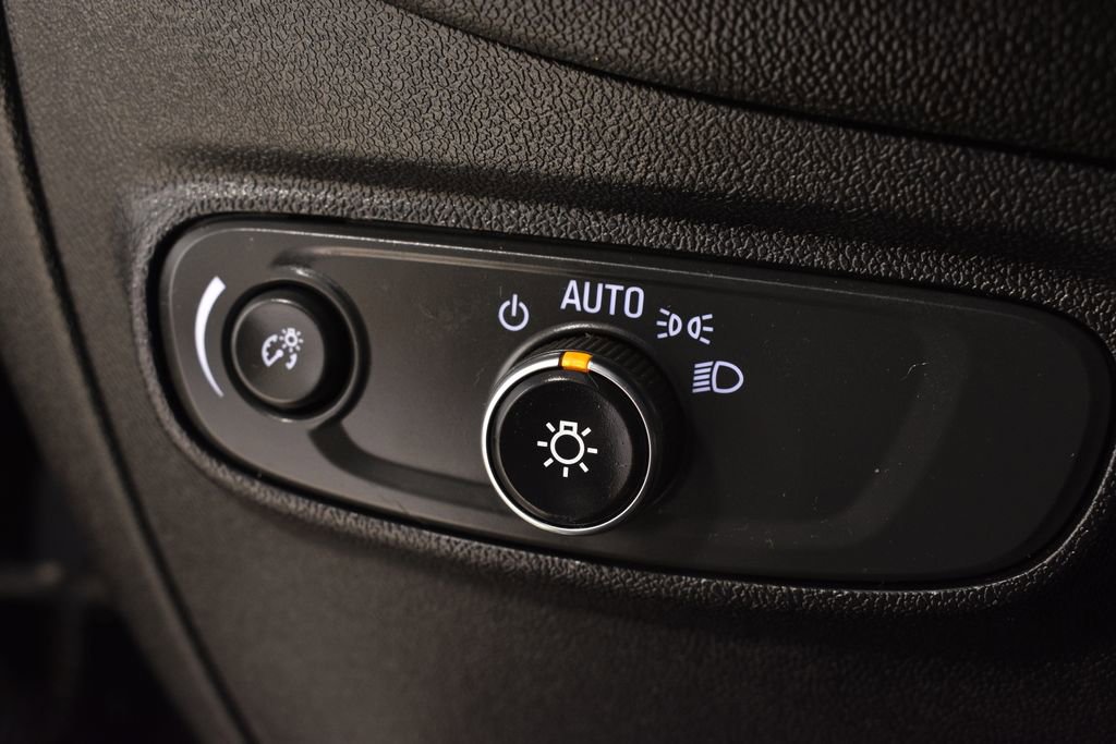 Used 2019 Chevrolet Equinox LS w/ LS Convenience Package image 17