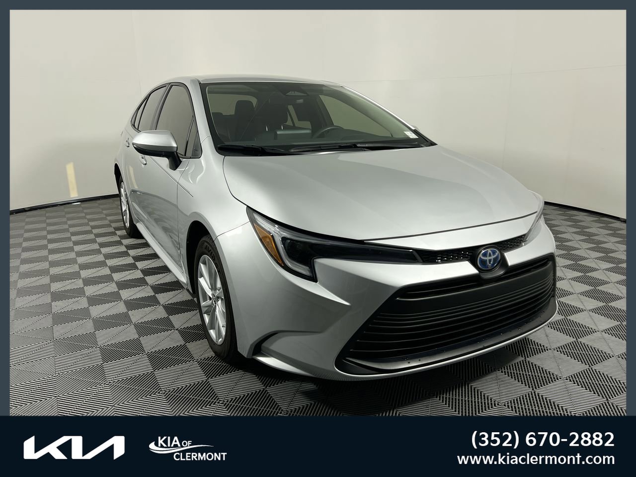 Used 2025 Toyota Corolla LE image 1