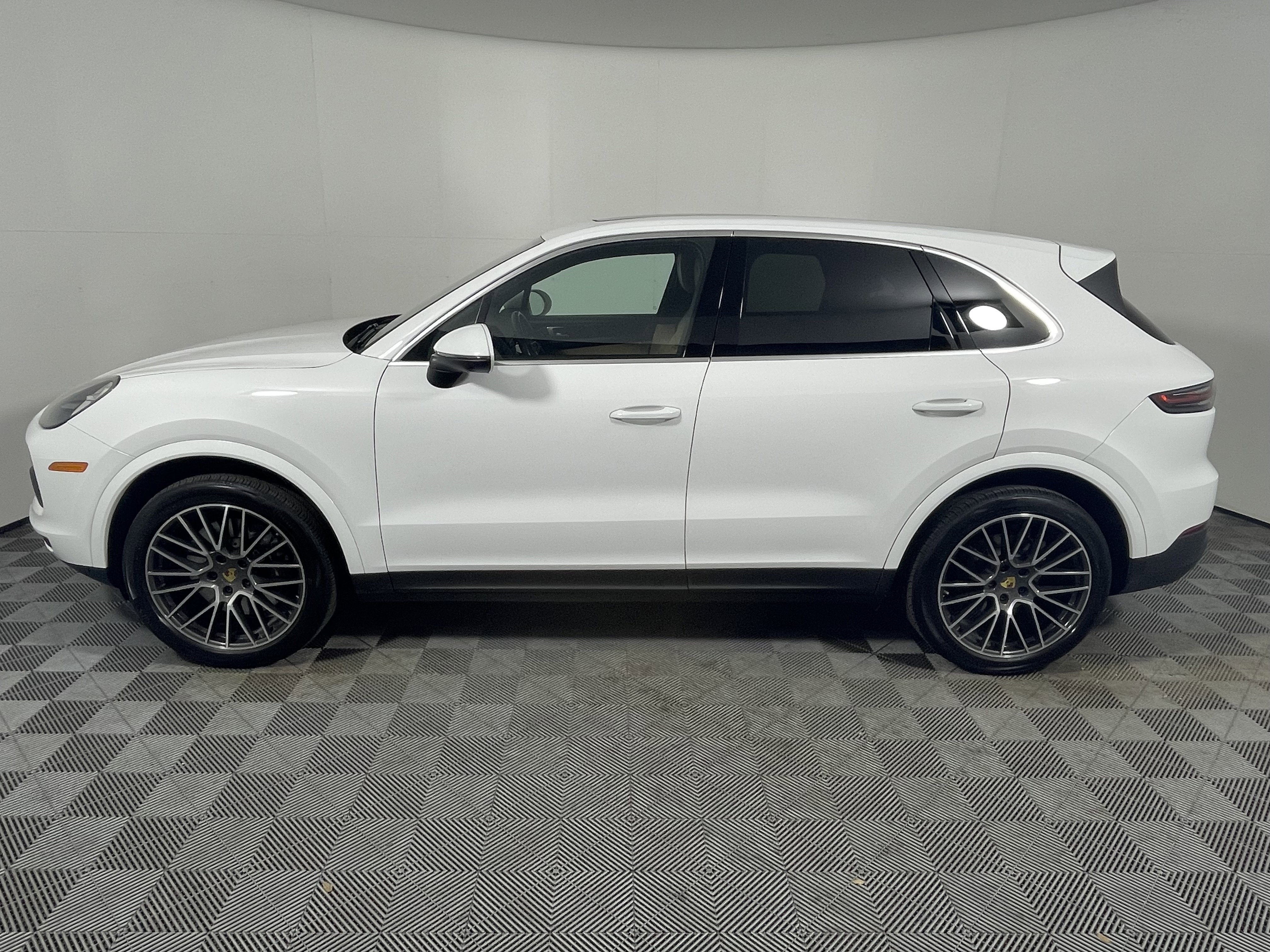 Used 2023 Porsche Cayenne image 2