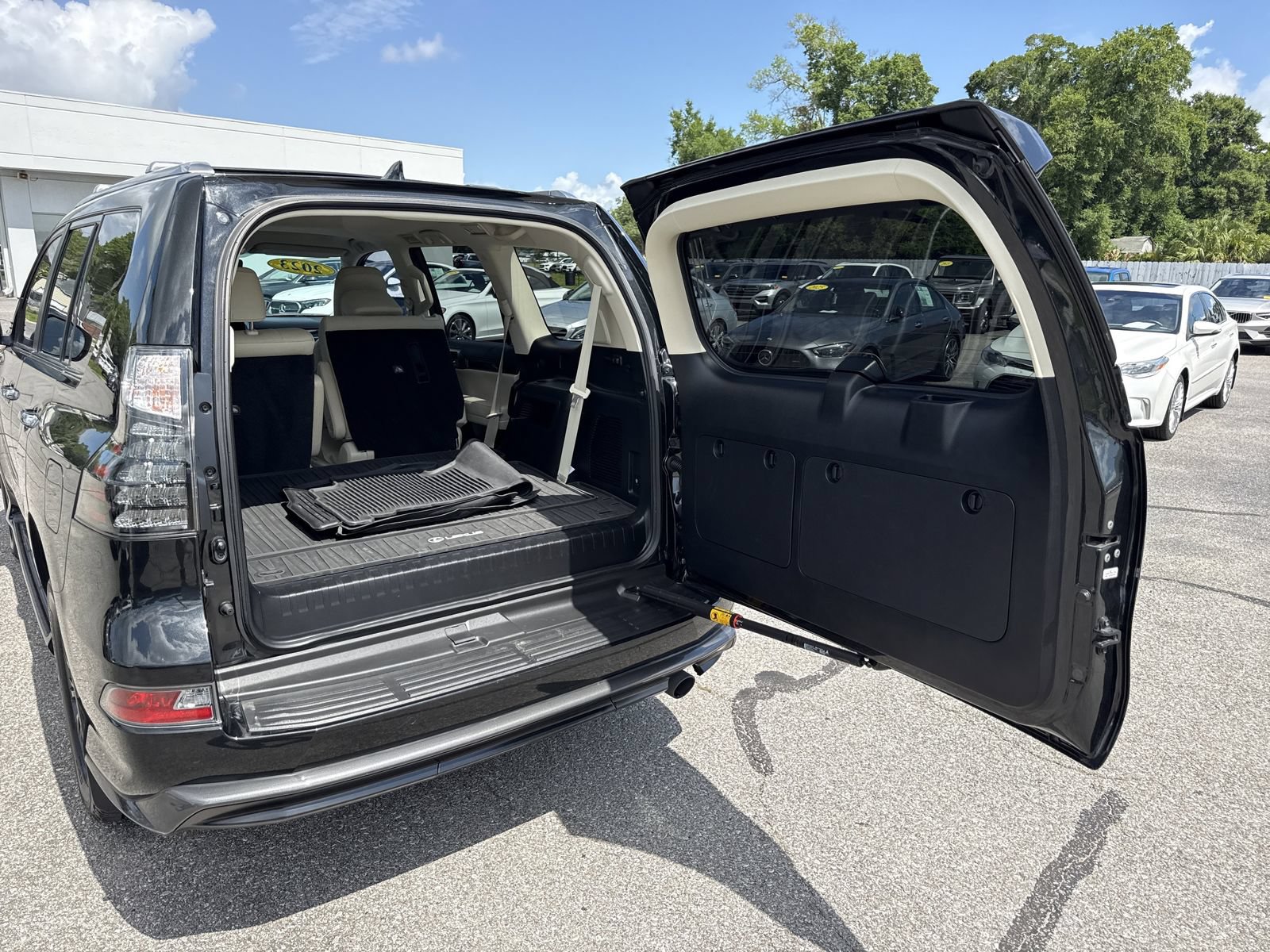 Used 2023 Lexus GX 460 Luxury w/ Sport Design Package AWD/4WD image 39