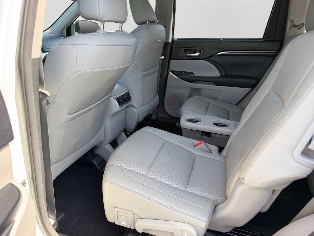 Used 2015 Toyota Highlander Limited w/ Driver Technology Package AWD/4WD image 12