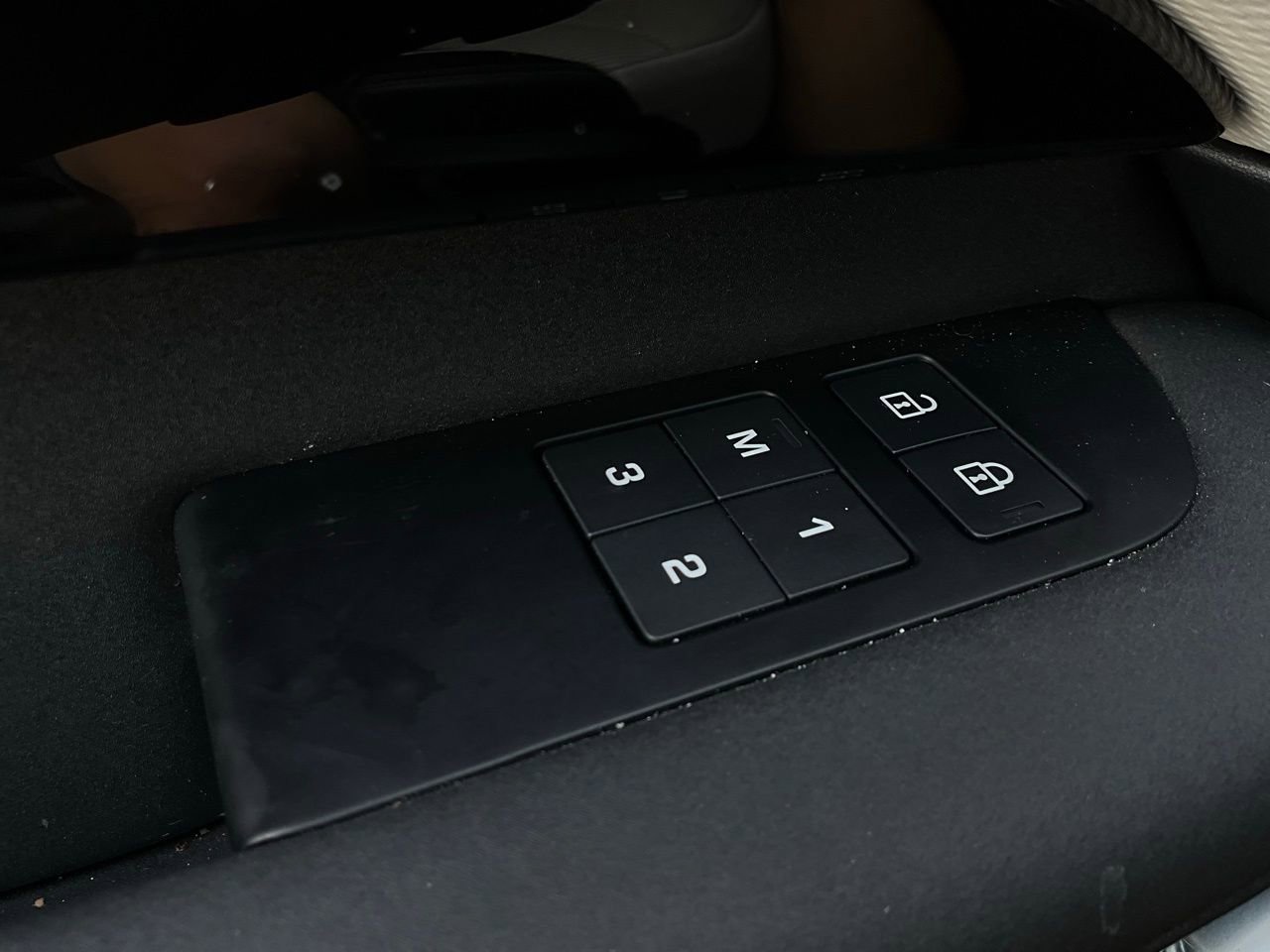 Used 2022 Land Rover Discovery S R-Dynamic image 25