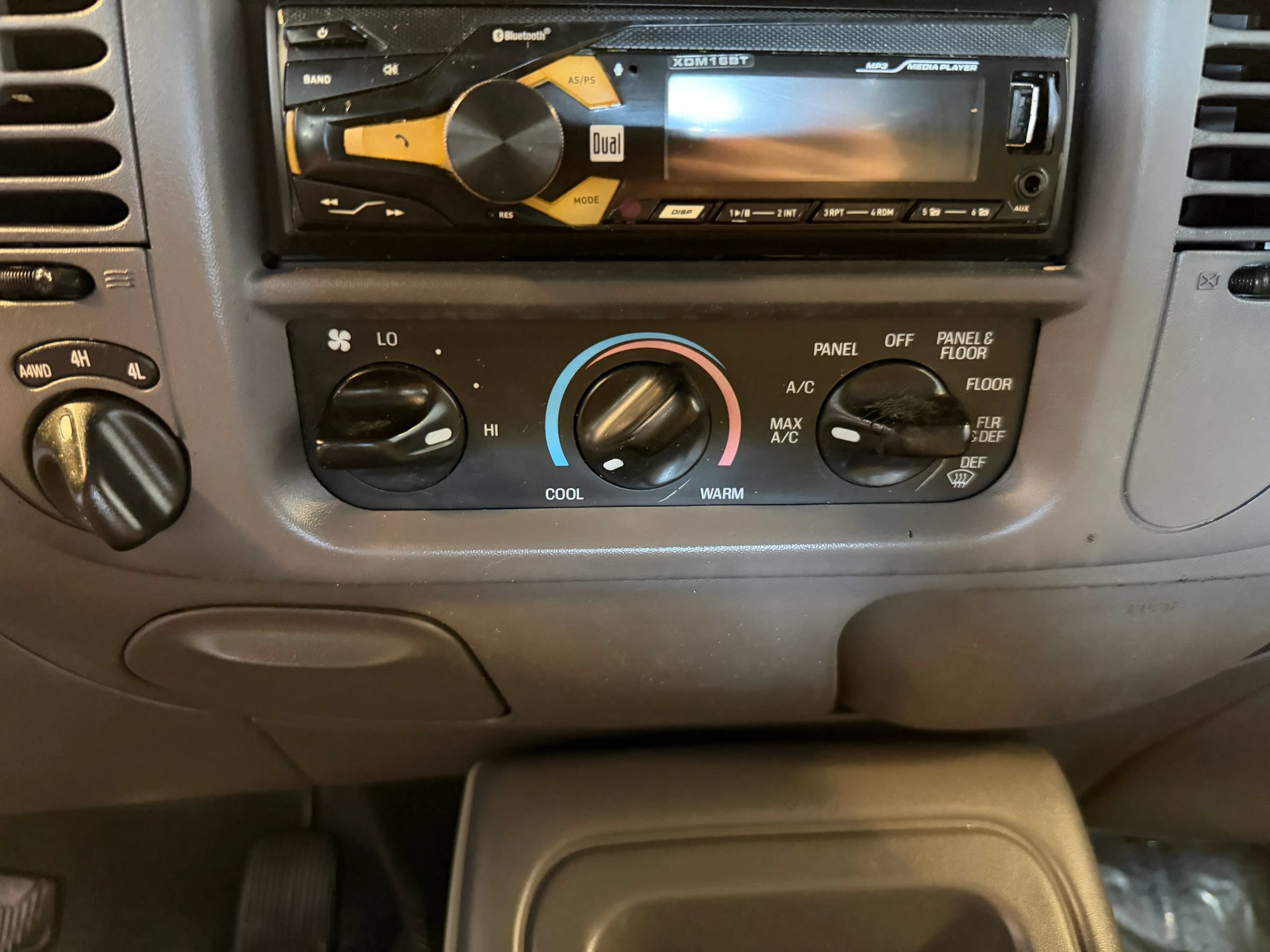 Used 2000 Ford Expedition XLT AWD/4WD image 17