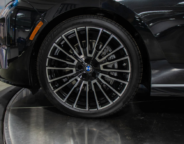 Used 2027 BMW 740i xDrive AWD/4WD image 5