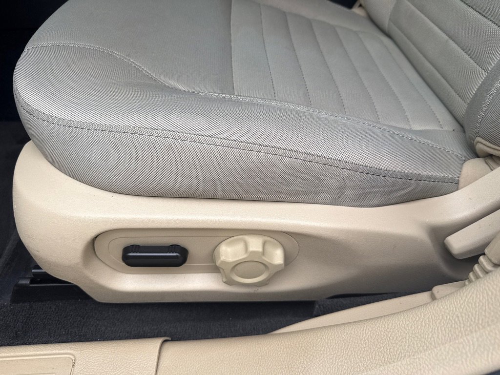 Used 2017 Ford Taurus SE FWD image 18