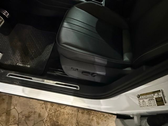 Used 2024 Volkswagen Tiguan SE R-Line image 24