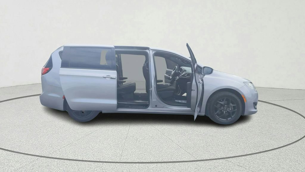 Used 2018 Chrysler Pacifica Touring Plus w/ S Appearance Package image 14