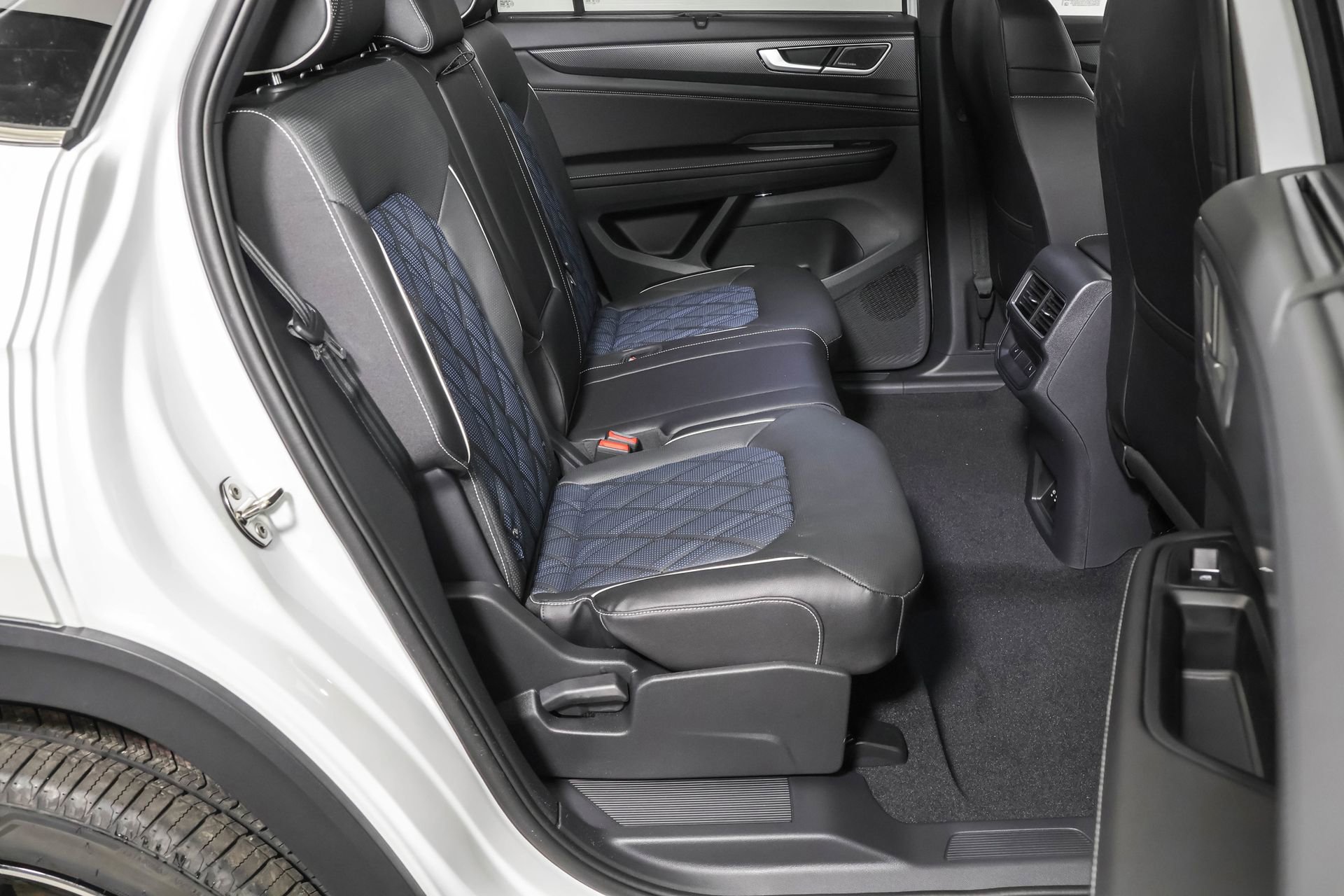 New 2026 Volkswagen Atlas Cross Sport SEL Premium R-Line image 40