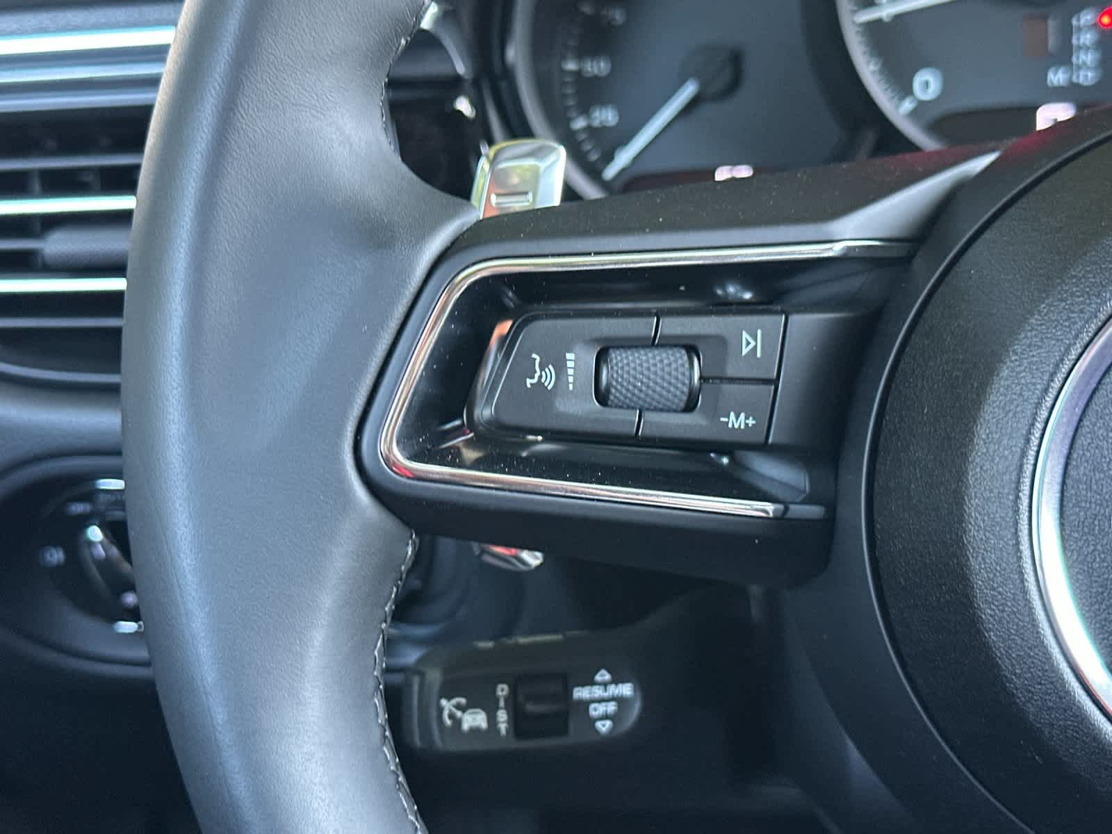 Certified 2025 Porsche Macan AWD/4WD image 27