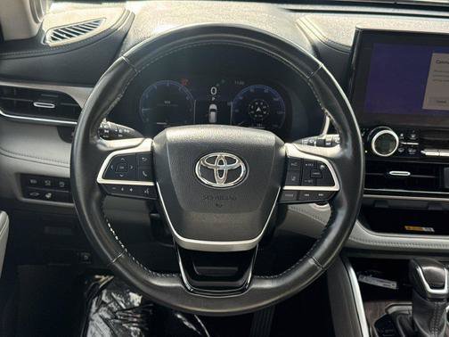 Used 2024 Toyota Highlander Limited AWD/4WD image 14