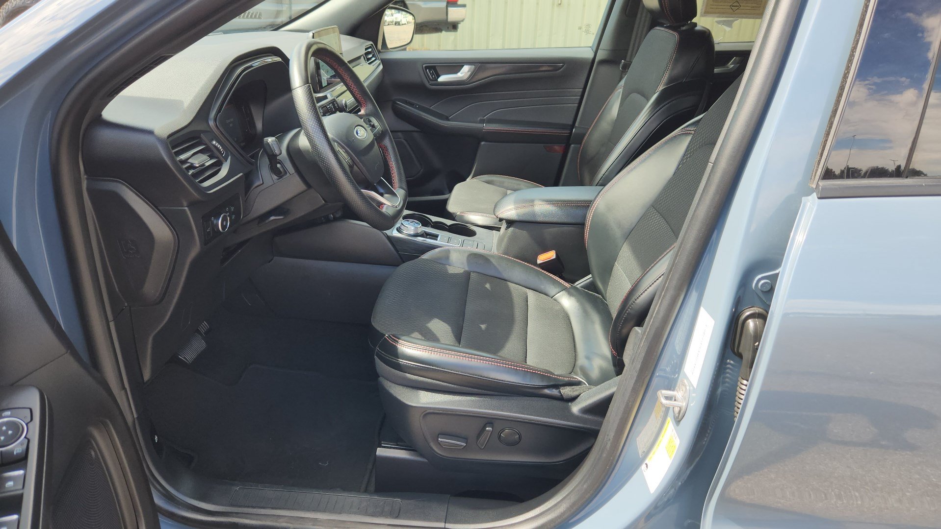 Certified 2025 Ford Escape ST-Line Select AWD/4WD image 18
