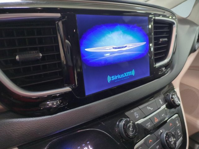 Used 2017 Chrysler Pacifica Touring-L Plus FWD image 23