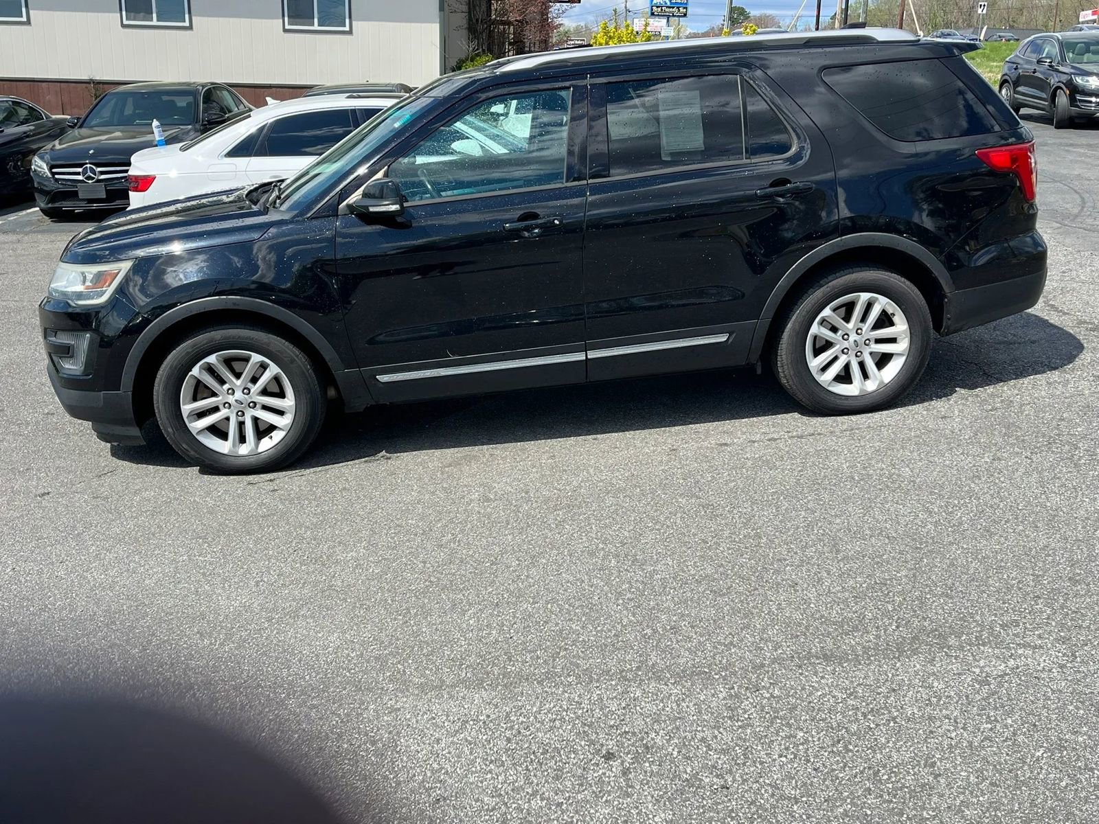 Used 2017 Ford Explorer XLT w/ Equipment Group 201A FWD image 4
