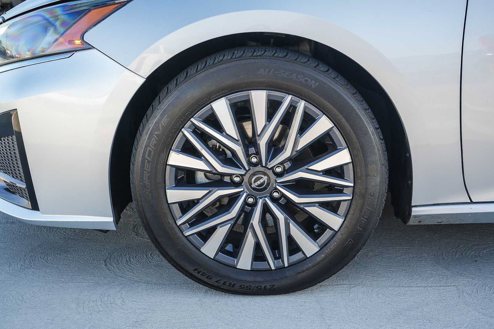 Used 2023 Nissan Altima 2.5 SV FWD image 11