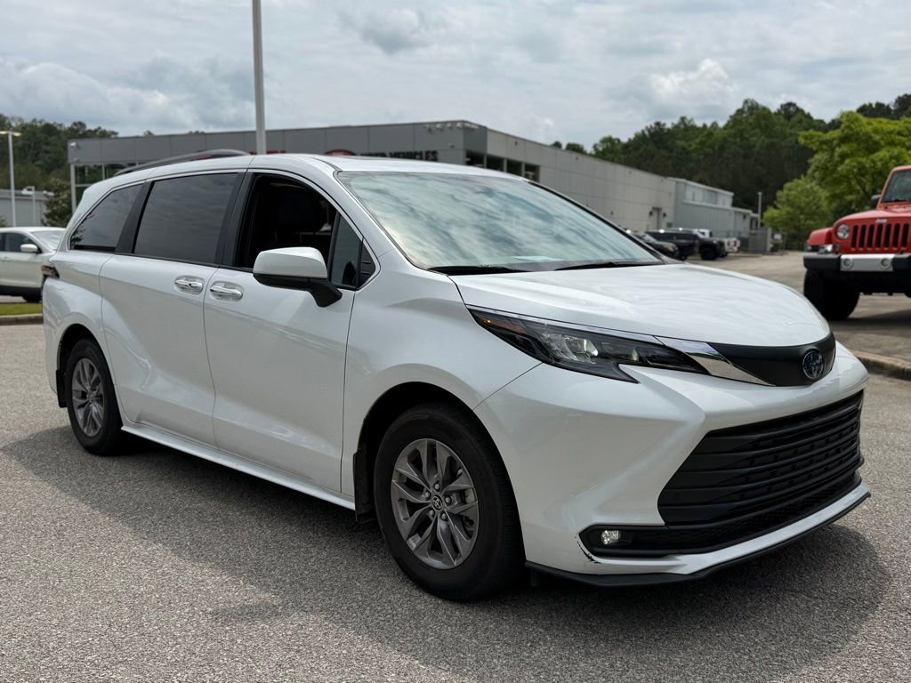 Used 2025 Toyota Sienna XLE FWD image 4