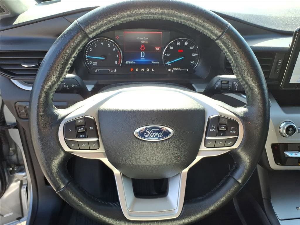 Used 2023 Ford Explorer XLT AWD/4WD image 28