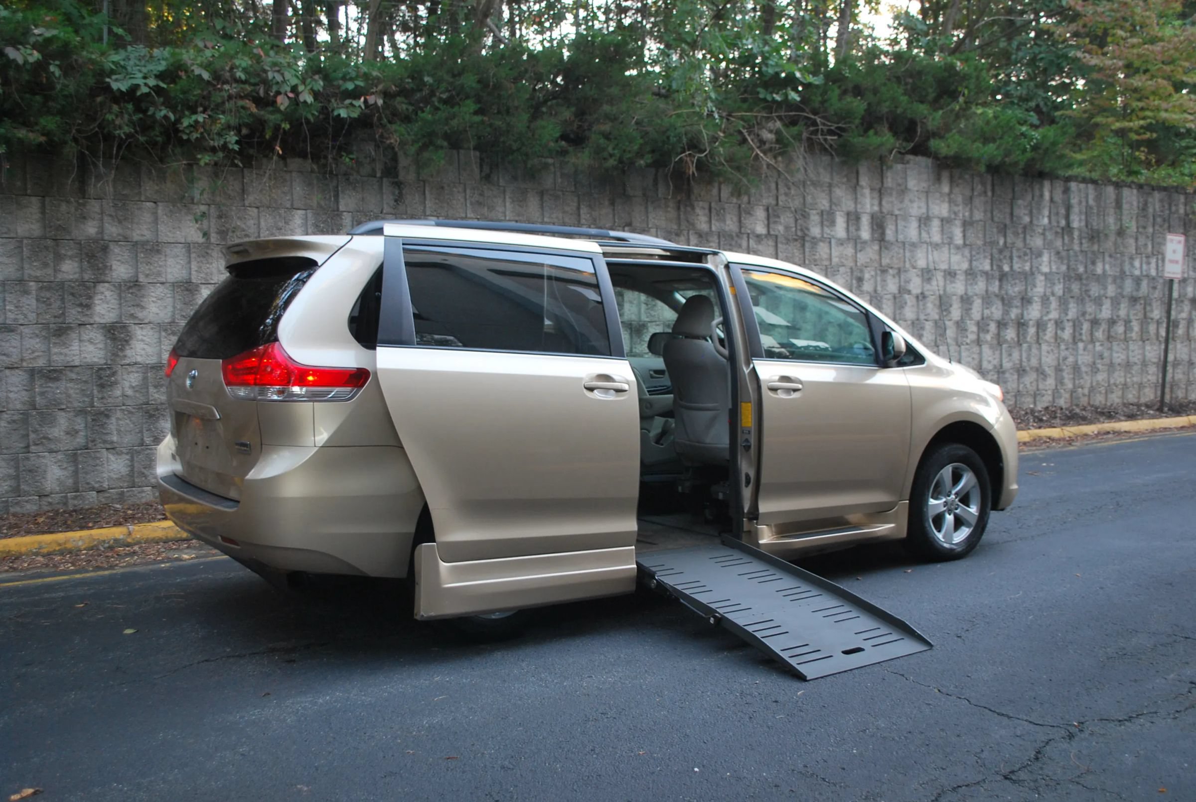 Used 2012 Toyota Sienna LE FWD image 7