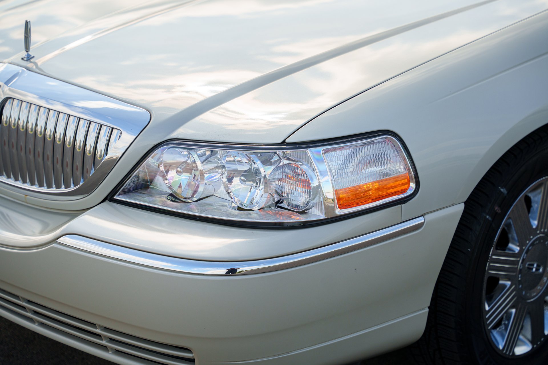Used 2004 Lincoln Town Car Ultimate RWD image 23