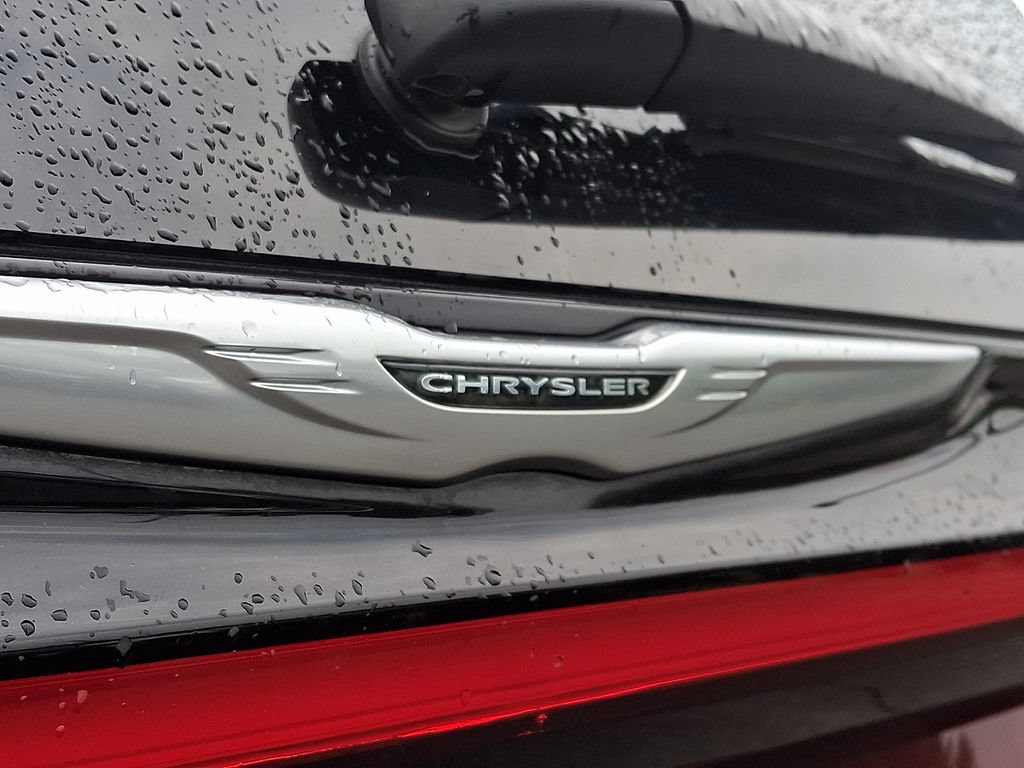 Used 2021 Chrysler Pacifica Touring-L FWD image 29