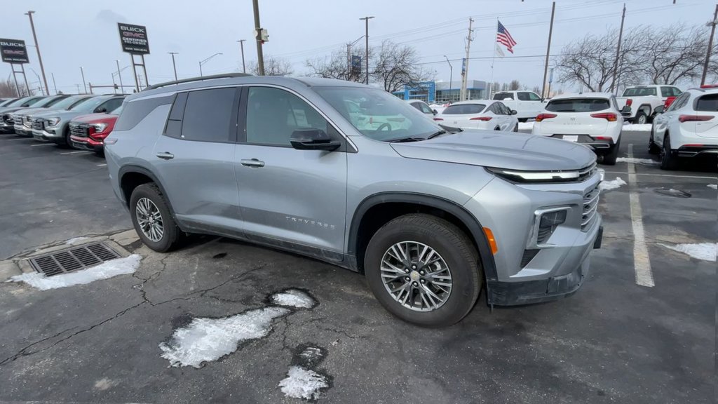 Used 2025 Chevrolet Traverse LT FWD image 3