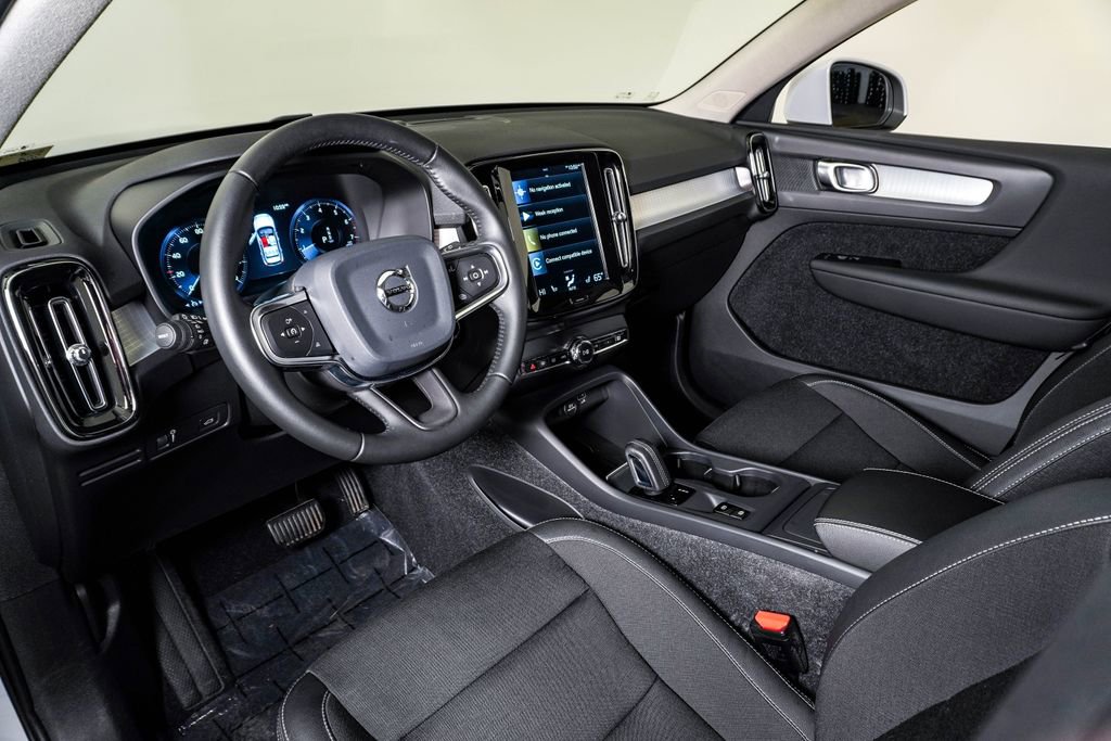 Used 2020 Volvo XC40 T5 Momentum w/ Protection Package Premier image 19