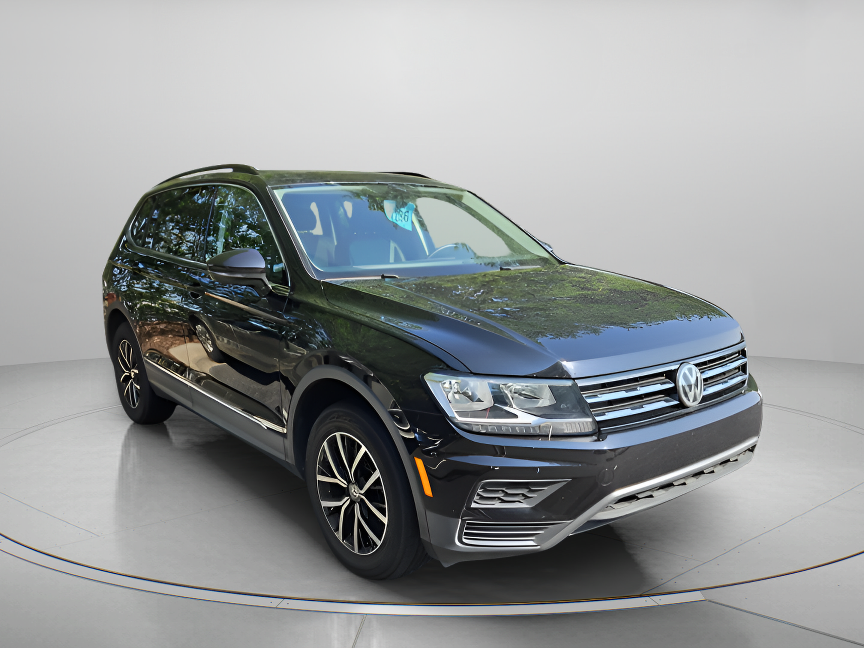 Used 2021 Volkswagen Tiguan SE w/ Panoramic Sunroof Package FWD image 2