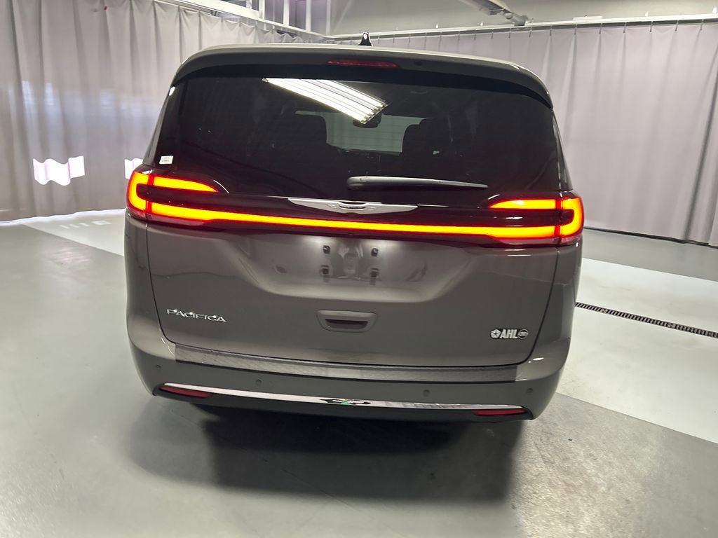 Used 2024 Chrysler Pacifica Touring FWD image 6