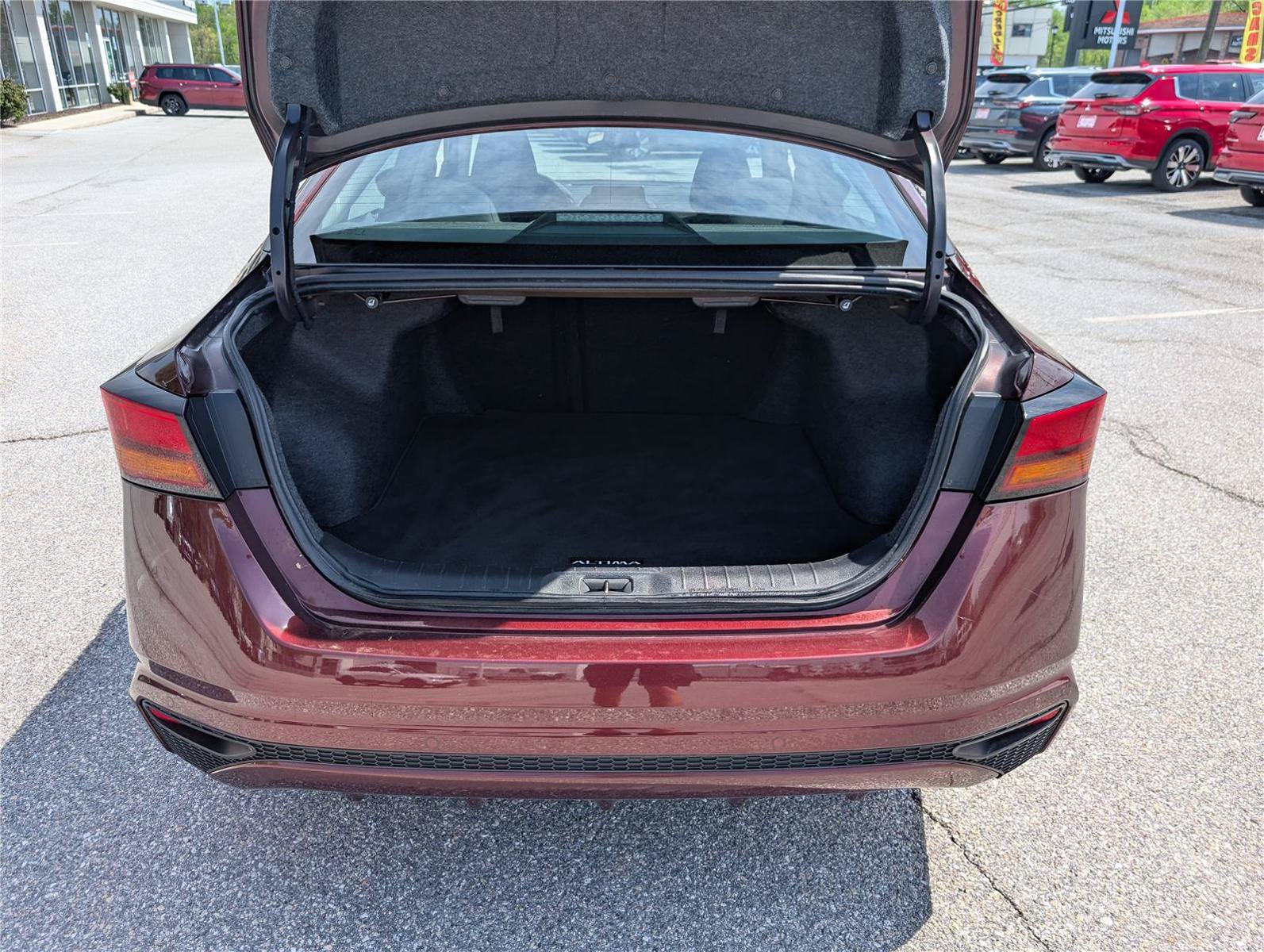 Used 2024 Nissan Altima 2.5 SV FWD image 13
