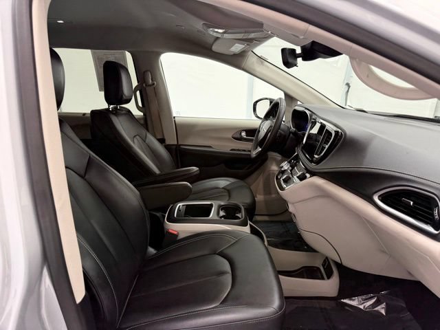 Used 2024 Chrysler Pacifica Touring-L AWD/4WD image 21