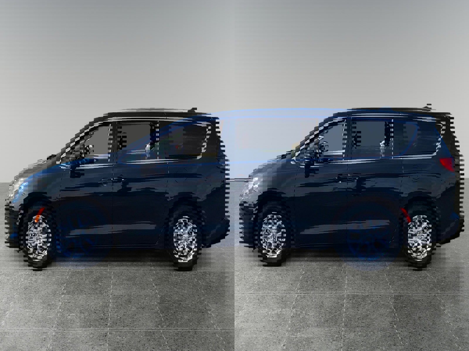 Used 2023 Chrysler Voyager LX image 2