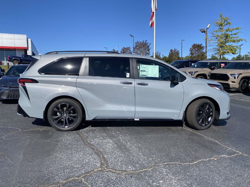 New 2026 Toyota Sienna XSE FWD image 2