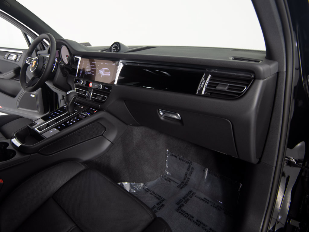 Certified 2026 Porsche Macan AWD/4WD image 31