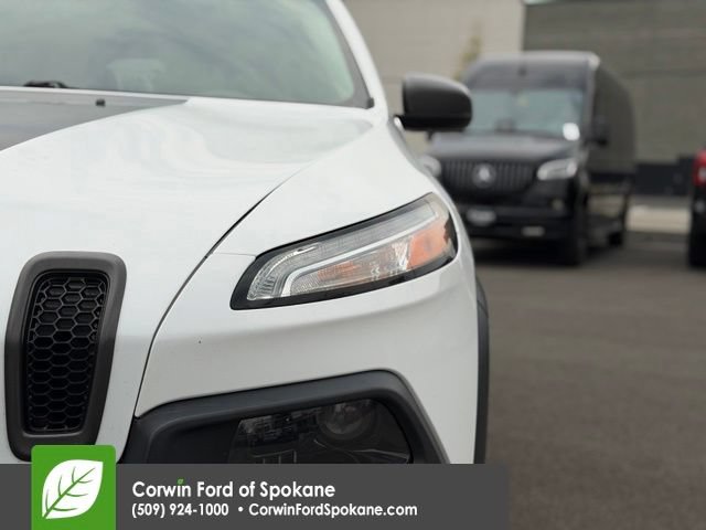 Used 2017 Jeep Cherokee Trailhawk AWD/4WD image 8