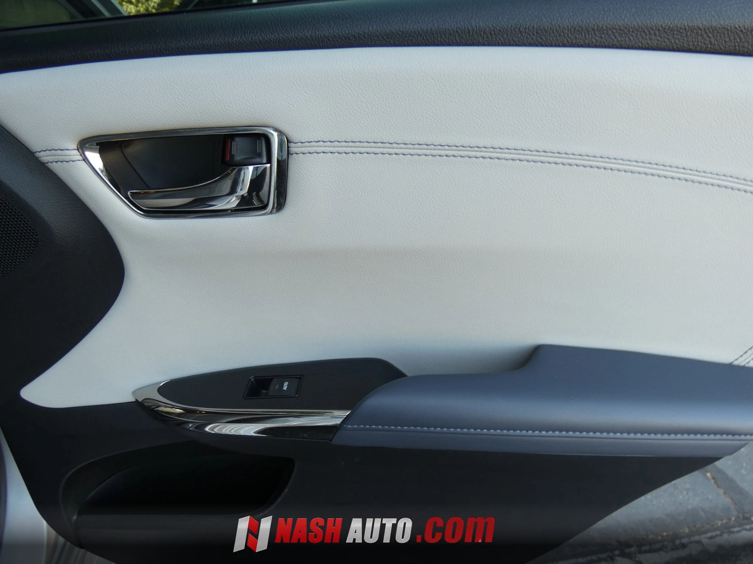 Used 2014 Toyota Avalon Limited FWD image 39