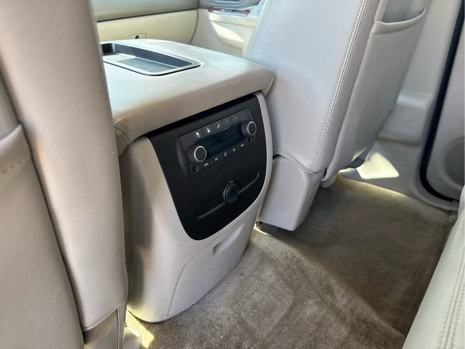 Used 2014 Chevrolet Suburban LT image 30